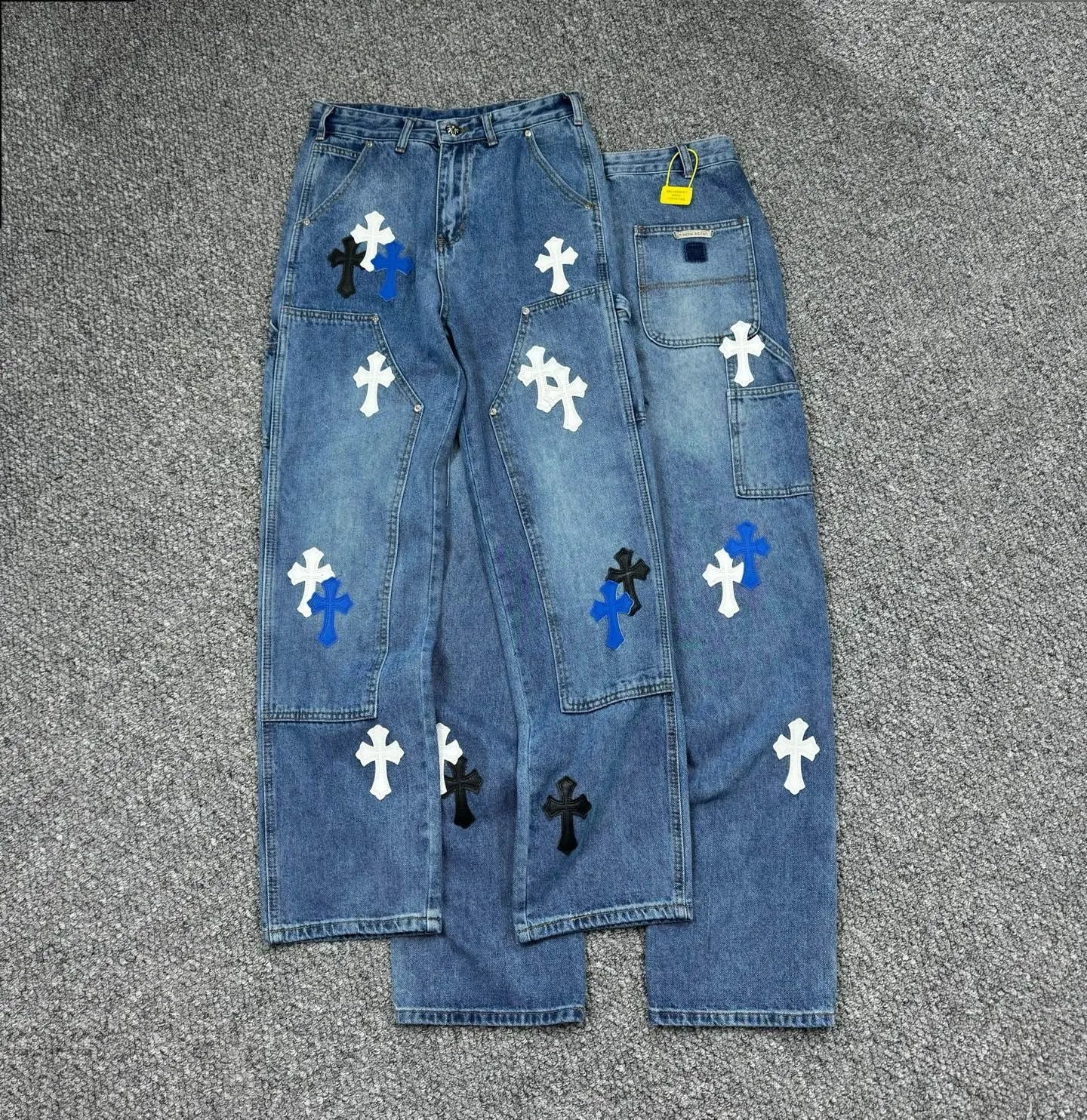 P280 Style number: H847 ChromeHearts & Chrome Hearts [New on unlabeled support platform] 2025 new logging multi-pocket black and white blue cross patch leather couple's washed jeans Top ceiling quality Styles with different washed textures, very friendly to people with thin legs and thick legs, straight and loose version very flattering leg shape Timeless moderate length, easy and casual to match, basic styling for various styles, a must-have in the wardrobe! The fabric is stiff but also makes the upper body soft without losing texture. The washing process is even more perfect. It is a must-have item for everyone! ! !  Size: 30-32-34-36 Color: blue
